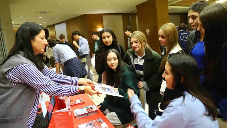 Varias estudiantes de bachillerato reciben informaci&oacute;n de una universidad en una sesi&oacute;n de Unitour en C&oacute;rdoba. UNITOUR