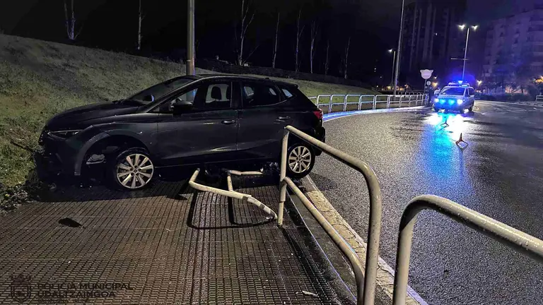El coche se sali&oacute; de la rotonda rompiendo la valla. POLIC&Iacute;A MUNICIPAL DE PAMPLONA