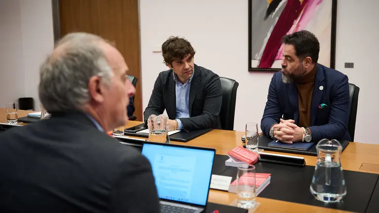 Pablo Azcona, Ram&oacute;n Alz&oacute;rriz y Adolfo Araiz durante la Mesa y Junta de Portavoces. PABLO LASAOSA