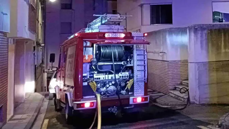 Una dotaci&oacute;n de bomberos atiende un incendio en una imagen de archivo. ARCHIVO