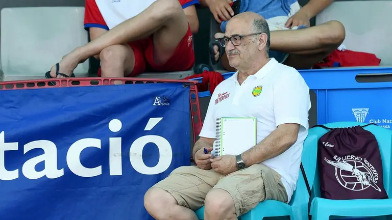 Ferm&iacute;n Manso en el banquillo dirigiendo a su equipo en 2019. Facebook.