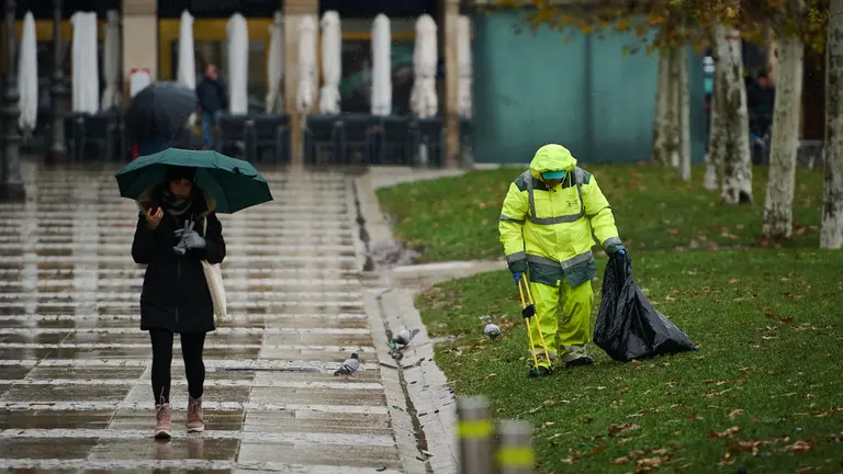 Fr&iacute;o y copos de nieve sobre Pamplona. PABLO LASAOSA