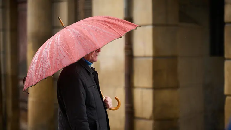 Fr&iacute;o y copos de nieve sobre Pamplona. PABLO LASAOSA