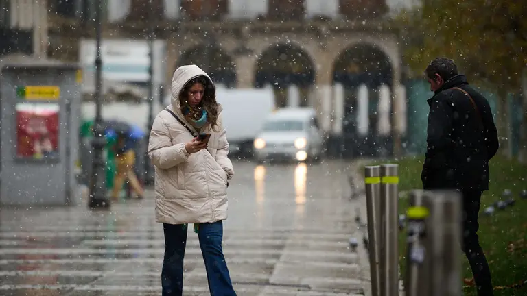 Frío y copos de nieve sobre Pamplona. PABLO LASAOSA