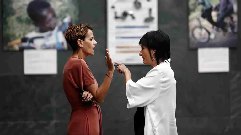 Laura Aznal y Mar&iacute;a Chivite conversan en el atrio del Parlamento de Navarra. EFE