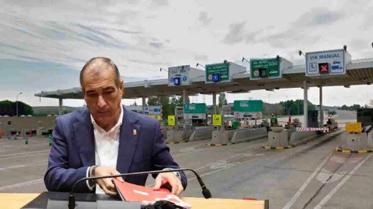 Fotomontaje de &Oacute;scar Chivite sobre un peaje de la AP-15.