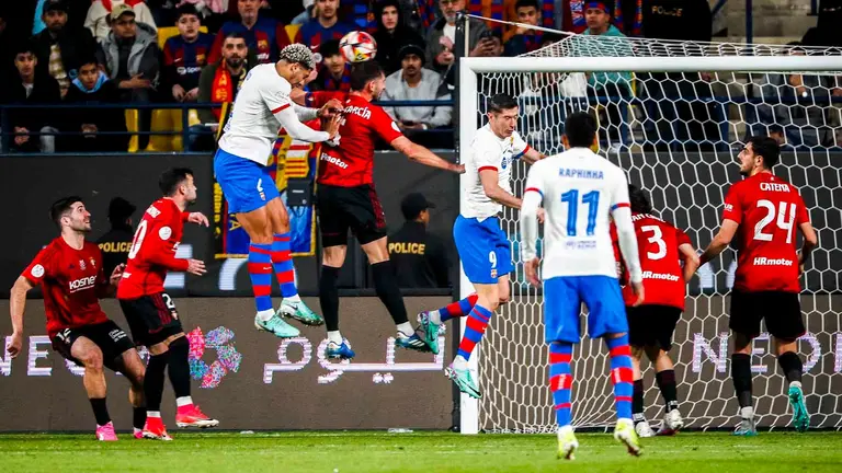 El defensa David Garc&iacute;a (c) del Osasuna disputa un bal&oacute;n ante el defensa uruguayo Ronald Ara&uacute;jo (3i) del Barcelona, durante el partido de semifinal de la Supercopa entre el Osasuna y el Barcelona, este jueves en el estadio Al Awal Park en Riad.-EFE/ Juan Carlos C&aacute;rdenas