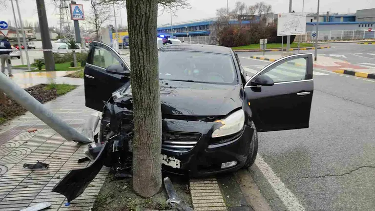 El coche se subi&oacute; a la acera, derrib&oacute; una farola y termin&oacute; empotrado contra un &aacute;rbol en la rotonda de acceso al pol&iacute;gono Landaben. POLIC&Iacute;A MUNICIPAL DE PAMPLONA