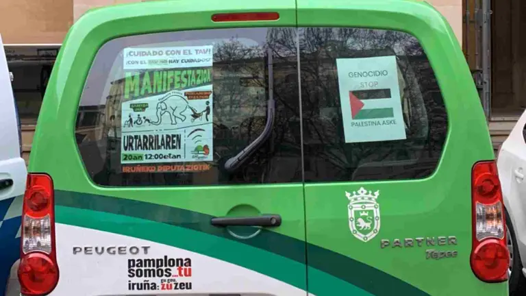 Veh&iacute;culo municipal que muestra un cartel de una manifestaci&oacute;n contra el Tren de Alta Velocidad y otro a favor de Palestina. UPN