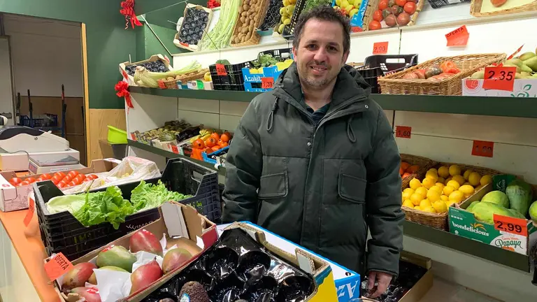 Samir Moussaoui en el interior de la fruter&iacute;a La Esquina en Pamplona. Navarra.com