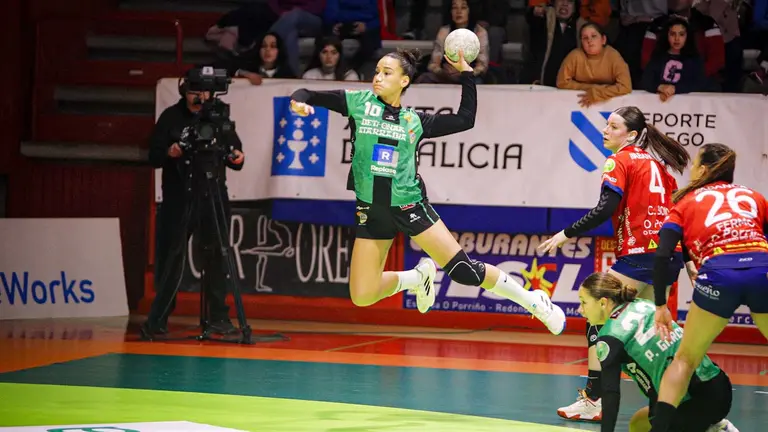 Jugada de ataque del conjunto de Villava en el partido jugado en Porri&ntilde;o (Pontevedra). Cedida Beti Onak.
