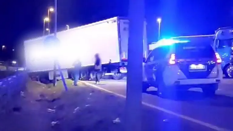 Imagen del cami&oacute;n accidentado en Legarda. - GUARDIA CIVIL