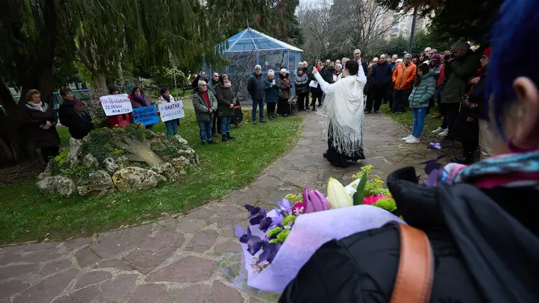 Acto en recuerdo de Blanca Esther Marqu&eacute;s en el s&eacute;ptimo aniversario de su asesinato a manos de su pareja que ha tenido lugar en el parque municipal de Burlada. I&Ntilde;IGO ALZUGARAY