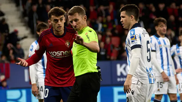 Aimar Oroz (10. CA Osasuna), Alejandro Hern&aacute;ndez Hern&aacute;ndez (&aacute;rbitro del partido) y Igor Zubeldia (5. Real Sociedad) durante el partido de octavos de final de la Copa del Rey de f&uacute;tbol CA Osasuna y Real Sociedad disputado en el estadio de El Sadar en Pamplona. I&Ntilde;IGO ALZUGARAY