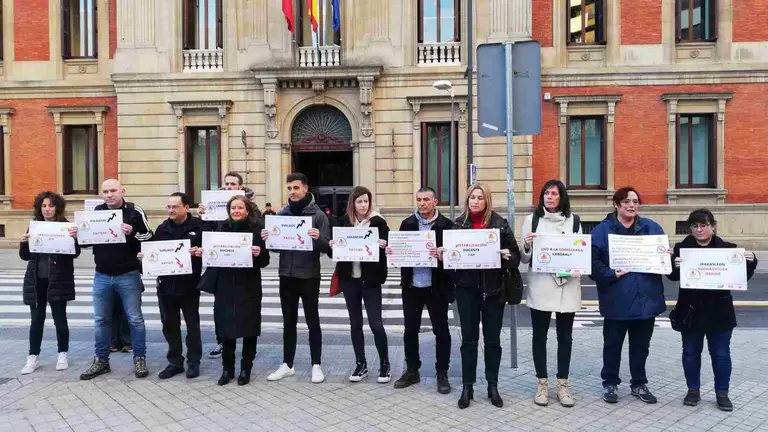 Concentraci&oacute;n de sindicatos para exigir una negociaci&oacute;n con el Departamento de Educaci&oacute;n sobre la situaci&oacute;n del profesorado. EUROPA PRESS