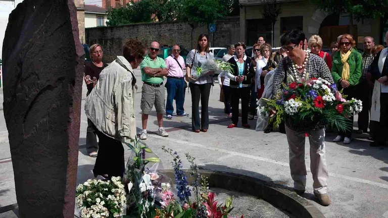magen de archivo de un homenaje a los polic&iacute;as nacionales asesinados por ETA en Sang&uuml;esa. ARCHIVO
