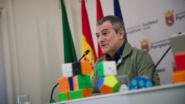 El concejal delegado de Promoci&oacute;n Econ&oacute;mica, Proyecci&oacute;n Europea, Innovaci&oacute;n, Juventud y Cooperaci&oacute;n al Desarrollo del Ayuntamiento de Pamplona, Mikel Armend&aacute;riz, el presidente de la Asociaci&oacute;n Espa&ntilde;ola de Speedcubing, Julen Sim&oacute;n, y el delegado de la WCA en Navarra Alejandro Nicolay, presentan el Campeonato Europeo de Cubo de Rubik / Rubik's WCA European Championship 2024. PABLO LASAOSA