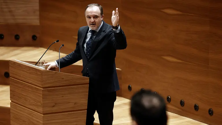 El portavoz de UPN Javier Esparza (i) se dirige al del PSN, Ram&oacute;n Alzorriz (d) durante el Pleno del Parlamento celebrado este jueves que ha rechazado una moci&oacute;n del PP que instaba al Gobierno foral a rechazar la formaci&oacute;n de gobiernos con EH Bildu o cualquier otra fuerza pol&iacute;tica que no condene el terrorismo de ETA, una cuesti&oacute;n que ha provocado un duro cruce de acusaciones entre los grupos pol&iacute;ticos. EFE/ Jes&uacute;s Diges