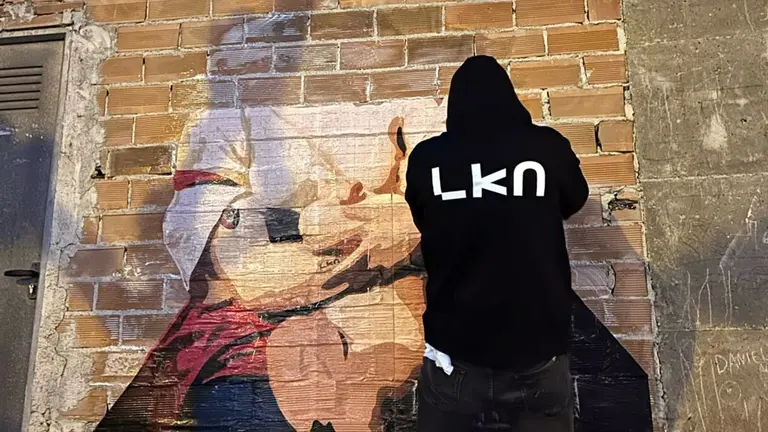 El artista LKN coloca su &uacute;ltima obra en Pamplona. CEDIDA