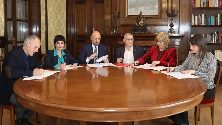 De izquierda a derecha, los representantes de EH Bildu Adolfo Araiz y Laura Aznal, el consejero de Econom&iacute;a y Hacienda, Jos&eacute; Luis Arasti, el vicepresidente primero F&eacute;lix Taberna, y las vicepresidentas segunda y tercera Ana Ollo y Bego&ntilde;a Alfaro, en la firma del acuerdo presupuestario. GOBIERNO DE NAVARRA