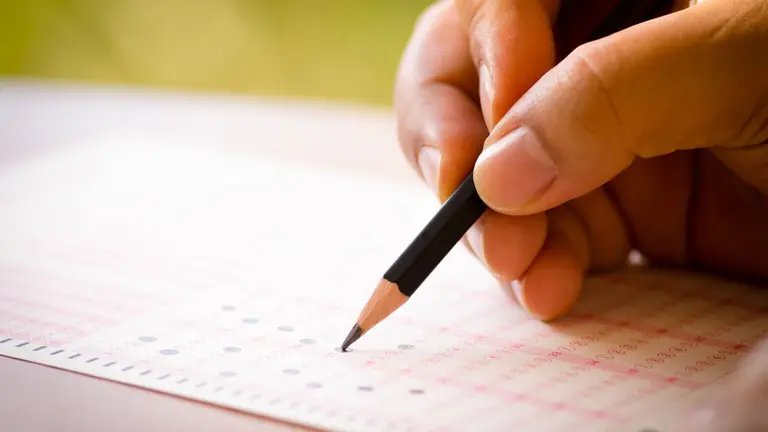 Imagen de archivo de una persona realizando un examen tipo test. CEDIDA
