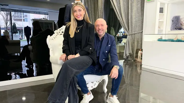 Javier Hern&aacute;ndez junto a su hija Paula Hern&aacute;ndez en la boutique Gala de Pamplona. Navarra.com