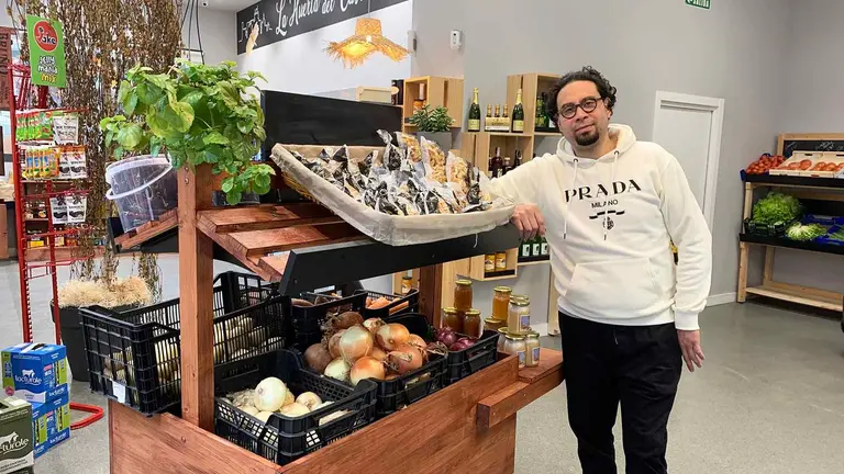 Ronald Romero en su fruter&iacute;a La Huerta del Castillo en el barrio de Ripagaina en pamplona. Navarra.com