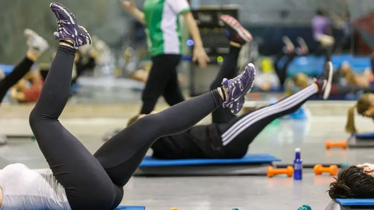 Personas practicando deporte en la UPNA. CEDIDA