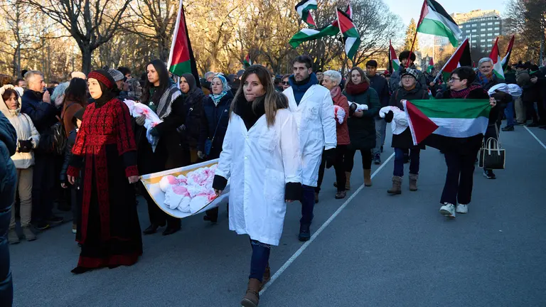 Multitudinaria manifestaci&oacute;n con miles de personas por las calles de Pamplona bajo el lema `Paremos el genocidio en Palestina. Fin al comercio de armas y a las relaciones con Israel". La movilizaci&oacute;n estaba convocada por la plataforma 'Yala, Nafarroa con Palestina' e integrada por colectivos, ONGs, partidos pol&iacute;ticos, sindicatos y personas a t&iacute;tulo individual. I&Ntilde;IGO ALZUGARAY