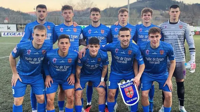 Equipo titular del Valle de Eg&uuml;&eacute;s en el campo del Gernika. @AUPAEGUES