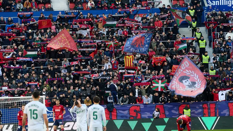La grada del estadio de El Sadar durante el partido de La Liga EA Sports entre CA Osasuna y Getafe CF disputado en Pamplona. I&Ntilde;IGO ALZUGARAY