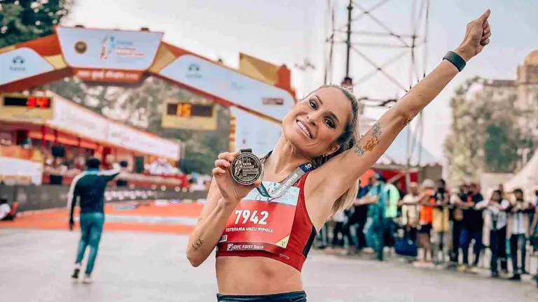 Verdeliss con su medalla de plata a la finalizaci&oacute;n del Marat&oacute;n de Mumbai (India). VERDELISS / INSTAGRAM