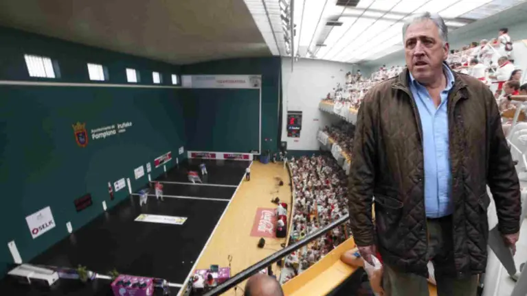 Fotomontaje de Joseba Asiron sobre una imagen del front&oacute;n Labrit.