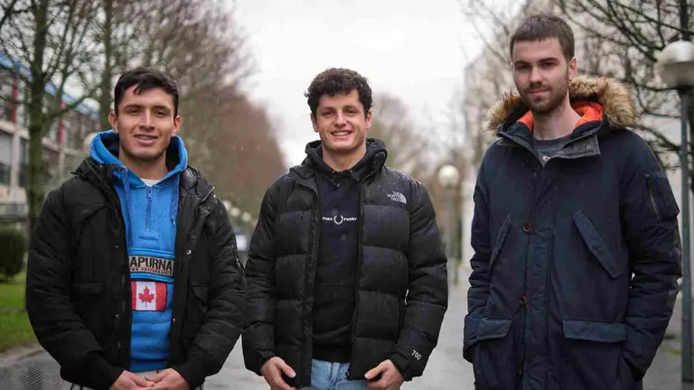 De izq. a dcha.: Kevin Procel, Javier Ezcurdia y Joseba P&eacute;rez; los estudiantes que han creado una nueva comunidad en las redes. UPNA
