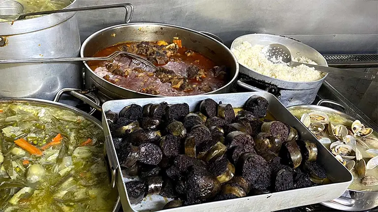 Los pucheros y los guisos son la especialidad del Restaurante Casa Santamaría. HOSTAL RESTAURANTE SANTAMARÍA