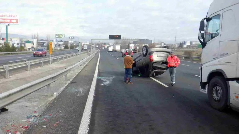 El coche ha quedado volcado entre dos carriles de la autopista. POLIC&Iacute;A FORAL