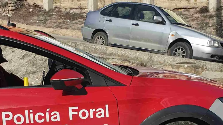 Un coche patrulla de la Polic&iacute;a Foral ante un veh&iacute;culo inmovilizado. POLIC&Iacute;A FORAL