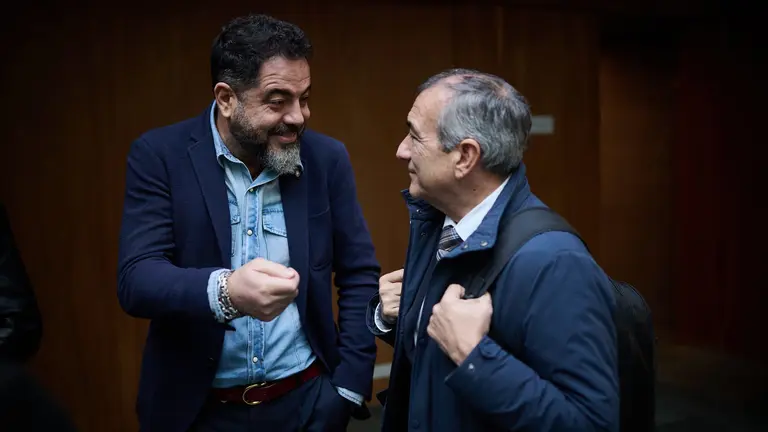 Ram&oacute;n Alz&oacute;rriz junto al consejero de Cohesi&oacute;n Territorial, Oscar Chivite, antes de comenzar el pleno del Parlamento. PABLO LASAOSA