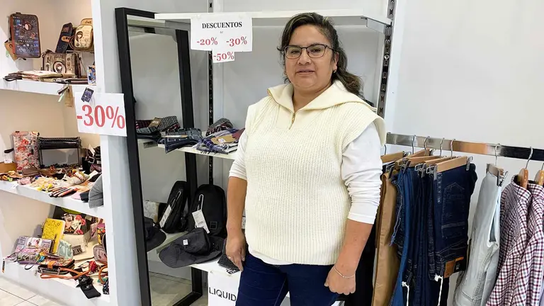 Julia Vargas en su tienda K'chitu en el barrio de San Juan en Pamplona. Navarra.com