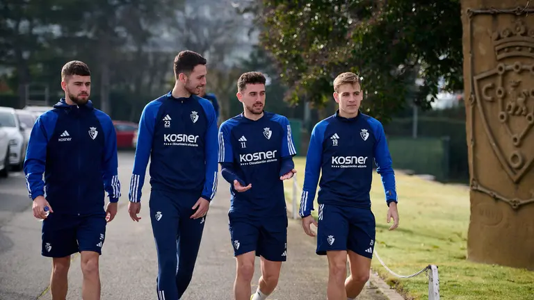 Ra&uacute;l Garc&iacute;a de Haro, Kike Barja y Pablo Ib&aacute;&ntilde;ez en un entrenamiento de Osasuna, que contin&uacute;a preparando en Tajonar el partido del domingo contra el Sevilla. PABLO LASAOSA