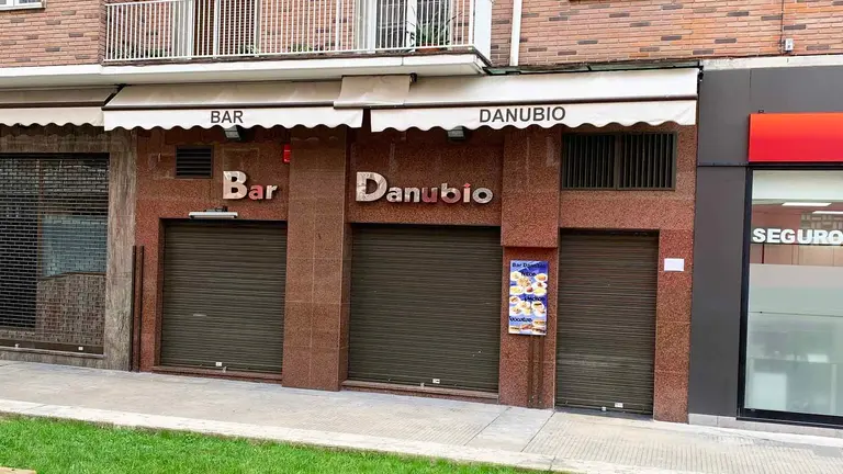Fachada del bar Danubio en el barrio pamplon&eacute;s de San Juan. Navarra.com