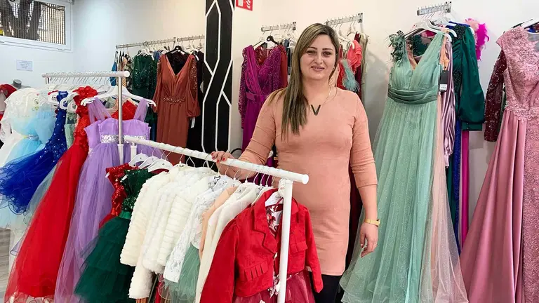 Ver&oacute;nica Rotaru en su tienda Erikady Moda en la calle San Juan Bosco de Pamplona. Navarra.com
