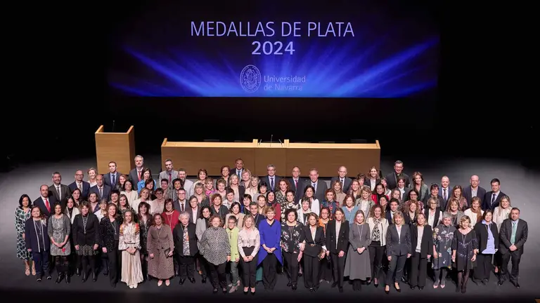 Foto de familia con los 113 trabajadores que han recibido la medalla de plata por sus 25 a&ntilde;os de trabajo. UNIVERSIDAD DE NAVARRA