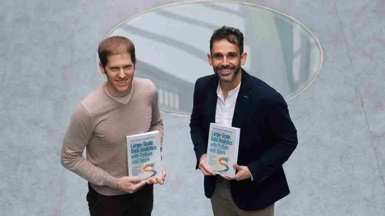 Mikel Galar junto Isaac Triguero, con su publicaci&oacute;n, en las manos. UPNA