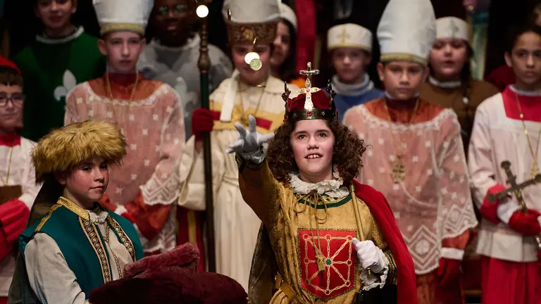 Zoe Vergara Bermejo es coronada Reina de la Faba siguiendo el rito tradicional de los Reyes de Navarra. PABLO LASAOSA