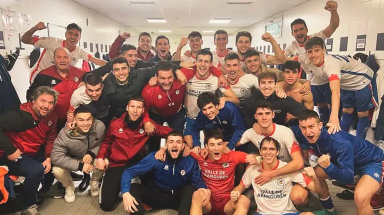 Los jugadores de la Mutilvera celebran en su vestuario el triunfo sobre el Brea aragon&eacute;s. @UD_Mutilvera