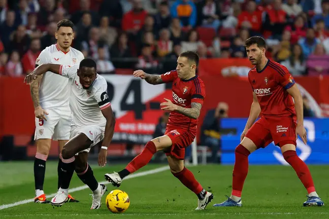 Boubakary Soumar&eacute; (i), delantero franc&eacute;s del Sevilla, ante David Garc&iacute;a (2d) defensa de Osasuna, durante el partido de la Jornada 22 de LaLiga que estos dos equipos juegan hoy en el estadio S&aacute;nchez Pizju&aacute;n. EFE/ Julio Mu&ntilde;oz