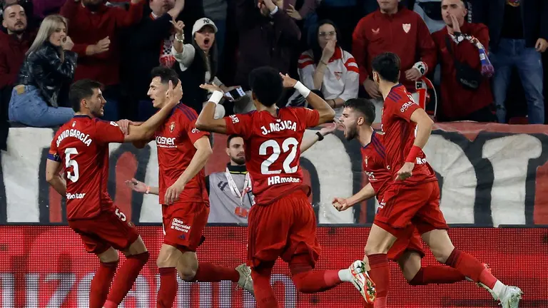 Los jugadores del Osasuna celebran el 1-1 marcado por Ante Budimir (2i) durante el partido de la Jornada 22 de LaLiga que Sevilla FC y CA Osasuna juegan hoy domingo en el estadio Ram&oacute;n S&aacute;nchez-Pizju&aacute;n. EFE/ Julio Mu&ntilde;oz