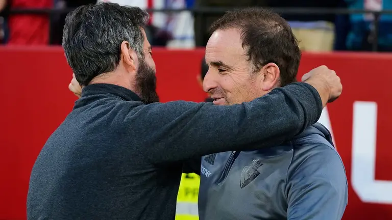 Quique Sanchez Flores saluda a 
 agoba Arrasate, durante el partido Sevilla-Osasuna disputado este domingo en el estadio Ram&oacute;n S&aacute;nchez Pizju&aacute;n. 
Joaquin Corchero / AFP7 / Europa Press