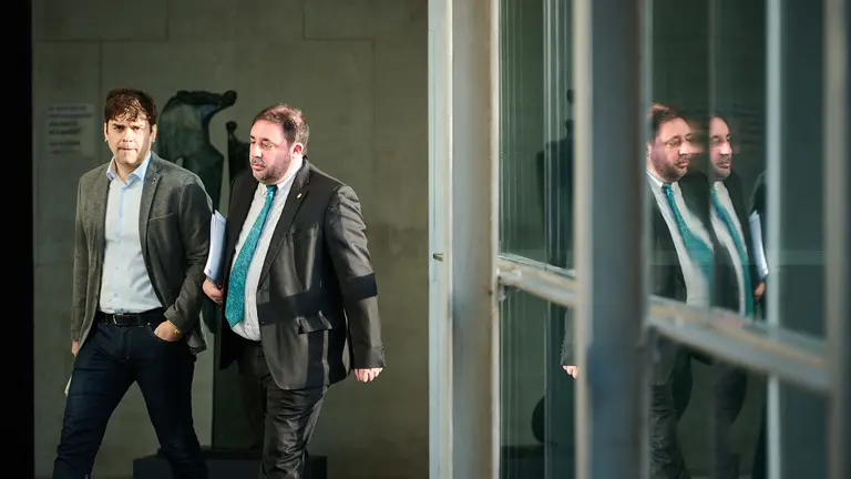 Pablo Azcona junto a Unai Hualde en su llegada a la Mesa y Junta de Portavoces. PABLO LASAOSA